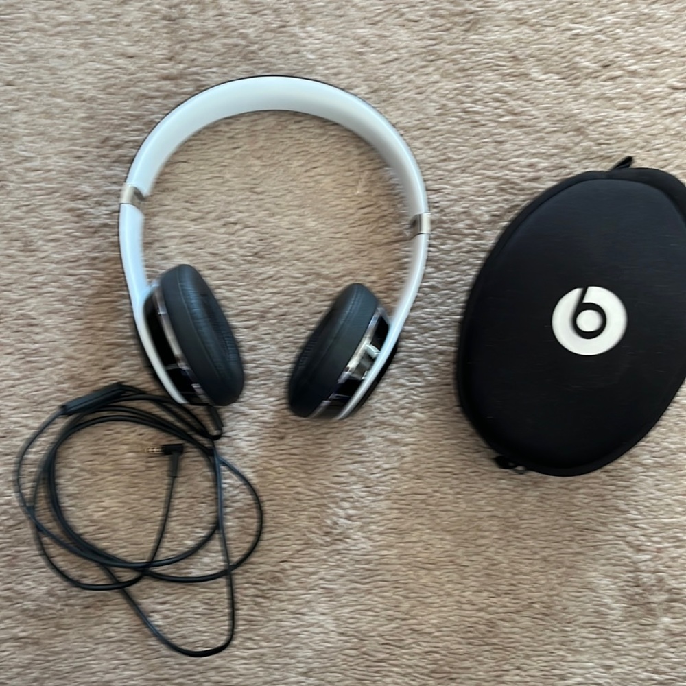 headphones with plugins to computer black, like new with carrying case